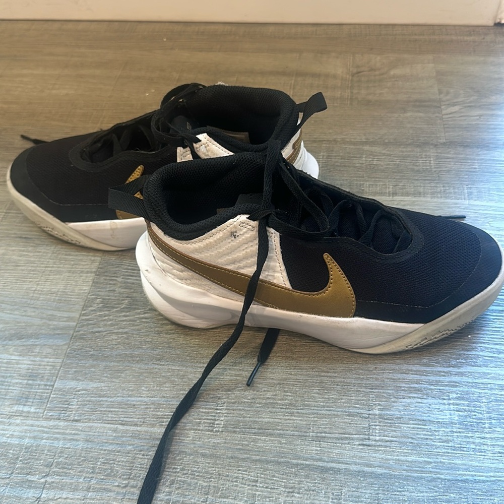 Nike Girls 4.5y Hustle DX-SU21 basketball shoes
